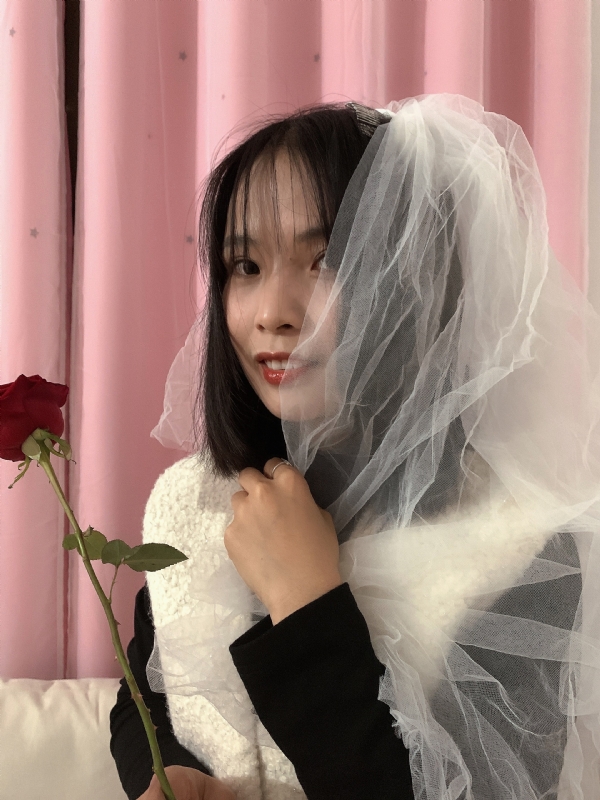 持紫菜包饭的女孩的第一张照片--福鼎相亲网